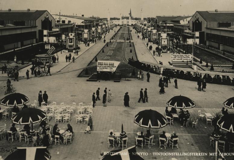 De middenallee van het terrein met aan weerszijden de grote tentoonstellingshallen