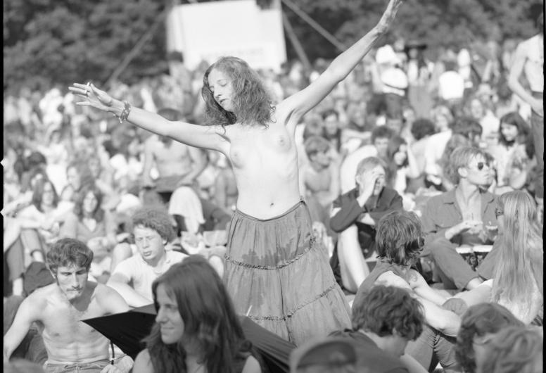 Bezoeker tijdens het Holland Pop Festival in 1970 danst halfnaakt