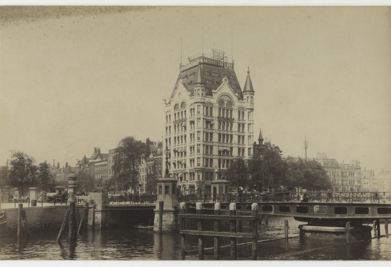 Het monumentale Witte Huis, gebouwd tussen 1897-1898 naar het ontwerp van de architect Willem Molenbroek, op de Geldersekade aan de Wijnhaven en de Oudehaven.