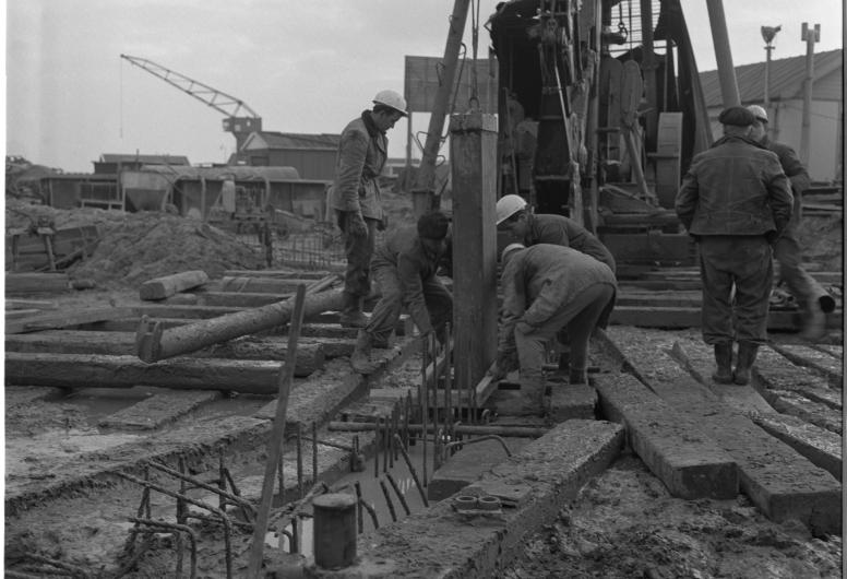 Bouwwerkzaamheden op het DWL-terrein Beerenplaat bij Spijkenisse in 1965. 