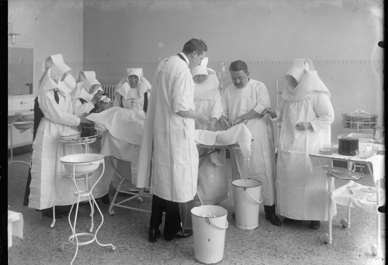 Operatie verricht door dr. Spaapen en dr. Hermans in operatiekamer van het Sint Franciscus Gasthuis, 1923