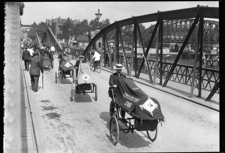  EHBO fietskarren op de Koninginnebrug, 1920-1930
