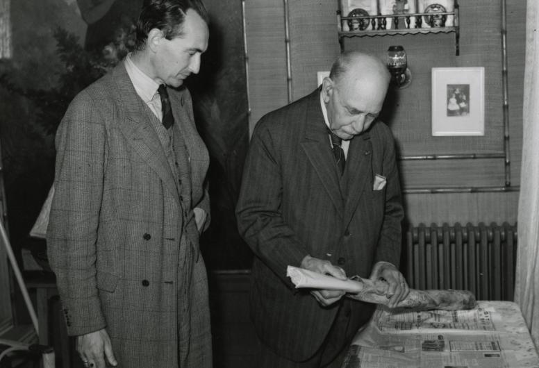 Het openen van de stichtingsoorkonde van de Groote Schouwburg in de Aert van Nesstraat door de architect J. Verheul en ir. M.C. Fritzlin. Collectie 4282, XXXIII-604-02