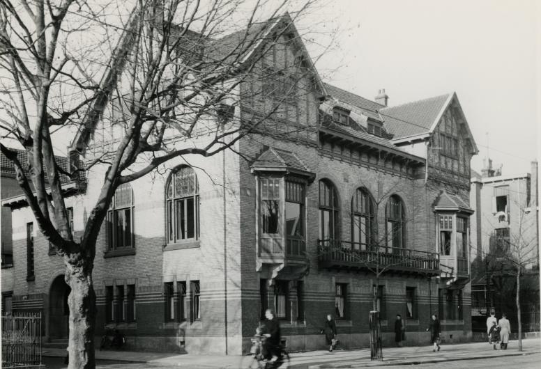 De Sociëteit 'Eendragt maakt magt' in de Waterloostraat in Kralingen, 1916. Architect: J. Verheul Dzn.