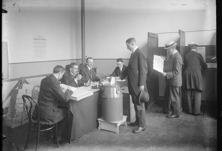 Een stemlokaal voor de Tweede Kamerverkiezingen van 3 juli 1918. Collectie 4150, nummer 2555-03