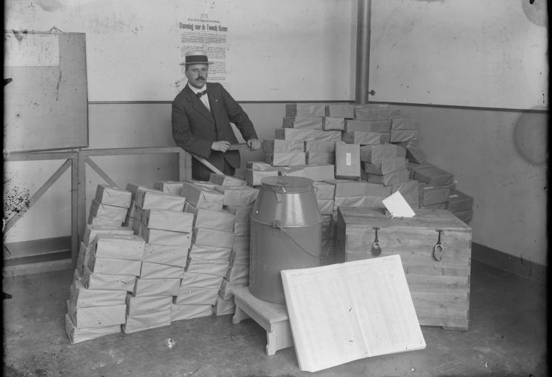 Voorbereidingen voor de Tweede Kamer verkiezingen van 3 juli 1918: stembiljetten en stembussen. Collectie 4150, nummer 2555-01