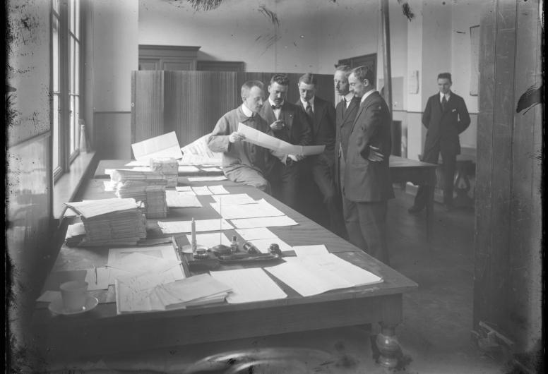 Het tellen van de uitgebrachte stemmen in een stemlokaal voor de Tweede Kamerverkiezingen van 3 juli 1918. Collectie 4150, nummer 2555-04