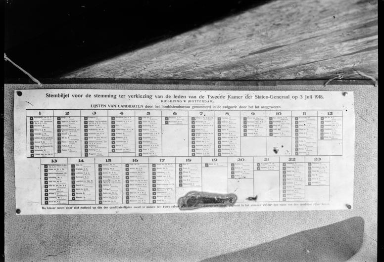 Een kieslijst met deelnemende partijen en kandidaten voor de Tweede Kamerverkiezingen van 3 juli 1918. Collectie 4150, nummer 2555-05