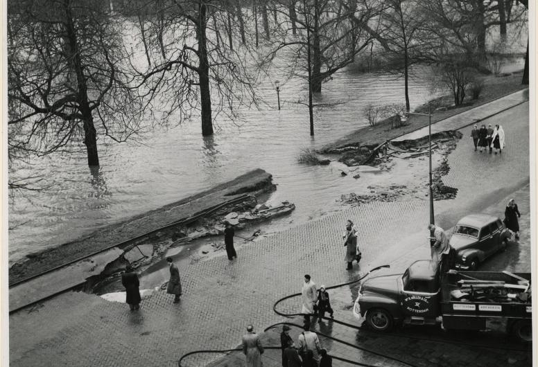 vernielde bestrating van de Westerlaan, bij het Park.