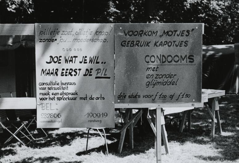 Stand van de NVSH met informatie over en verkoop van voorbehoedsmiddelen. NL-RtSA_4282_1970-1369