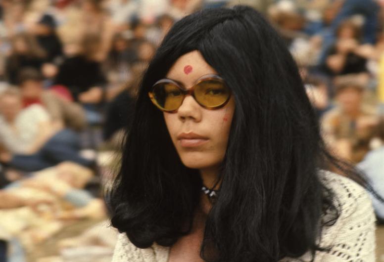 Holland Popfestival in het Kralingse Bos (51): een jonge vrouw met een gekleurde zonnebril.