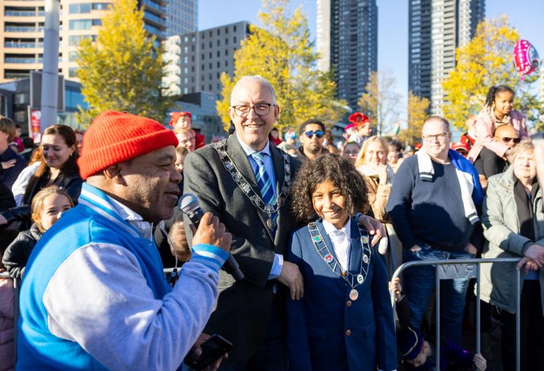 12 november 2022: Burgemeester Aboutaleb en kinderburgemeester Louey staan aan de kade om samen Sinterklaas welkom te heten in Rotterdam. De 11-jarige Louey was vanaf maart 2022 de eerste kinderburgemeester van Rotterdam voor de duur van een jaar. Fotograaf Rhalda Jansen