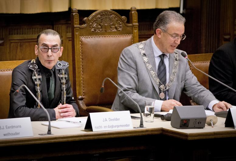 27 november 2014: Ter gelegenheid van zijn 70e verjaardag werd nachtburgemeester Jules Deelder voor acht uur aangesteld als 'dagburgemeester' van Rotterdam. Fotograaf Robin Utrecht