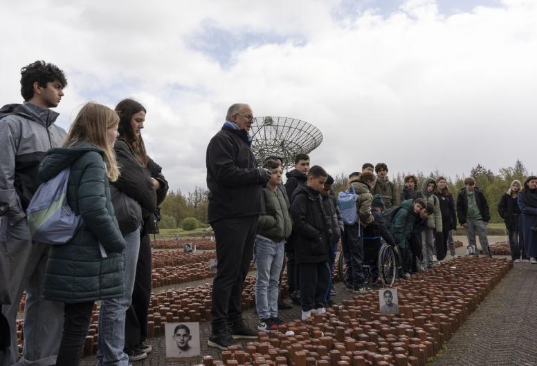19 april 2024 Jaarlijks bezoekt burgemeester Aboutaleb samen met Rotterdamse scholieren, herinneringscentrum Westerbork in Drenthe. Fotograaf Tim van der Post