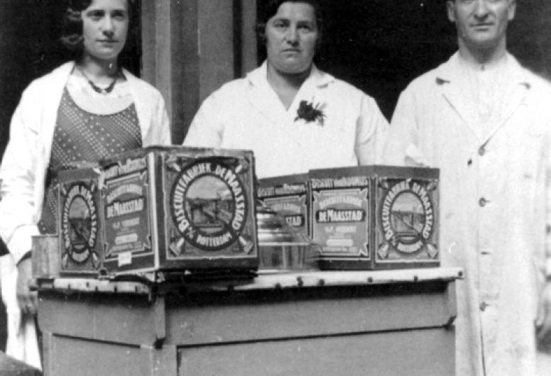 De familie Zwaaf verkoopt ijs op Koninginnedag voor de winkel in levensmiddelen in de Helmersstraat 23A, 1933-1934. Collectie Lex de Herder, 4100_2005-6764-01