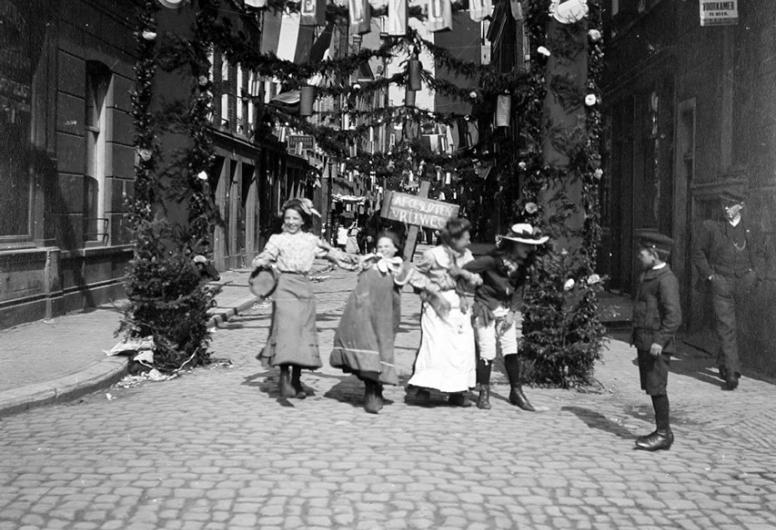 Viering van het Koninginnefeest in de Peperstraat, een zijstraat van de Coolvest, 1910-1911. Fotograaf Berssenbrugge, Collectie 4113 XXXIV-29-11-01