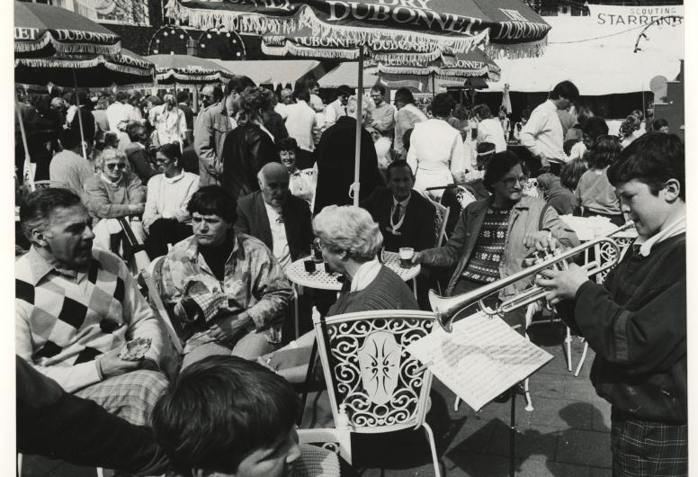Volle terrassen op Koninginnedag. Foto Vrije Volk. Collectie 4282, 1986-861