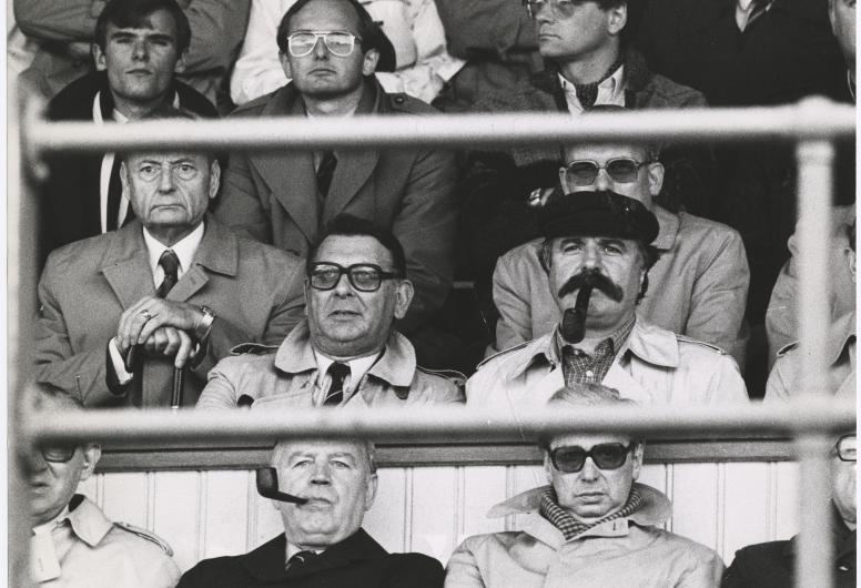 4 oktober 1981: Burgemeester Van der Louw kijkt op de tribune in het Kasteel naar de wedstrijd Sparta – Ajax. De club uit Spangen wint de wedstrijd met 5 – 3. Foto: Ton den Haan. collectie 4031, P-021182-201-KL