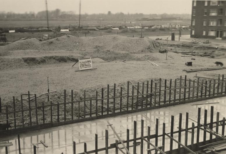 De fundering voor nieuwbouw aan de Cleyburchstraat in de wijk Blijdorp. Rechts woningen aan de Nobelstraat. 