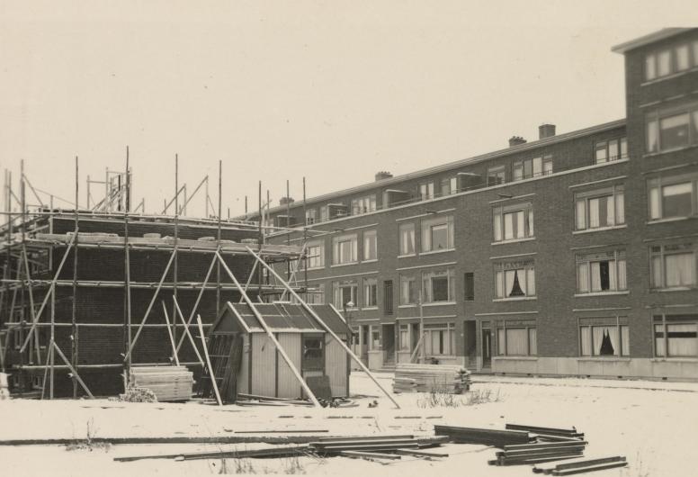 De bouw van woningen in de Cleyburchstraat in de wijk Blijdorp. Rechts de Nobelstraat, jan. 1941. NL-RtSA_4135_WN-98