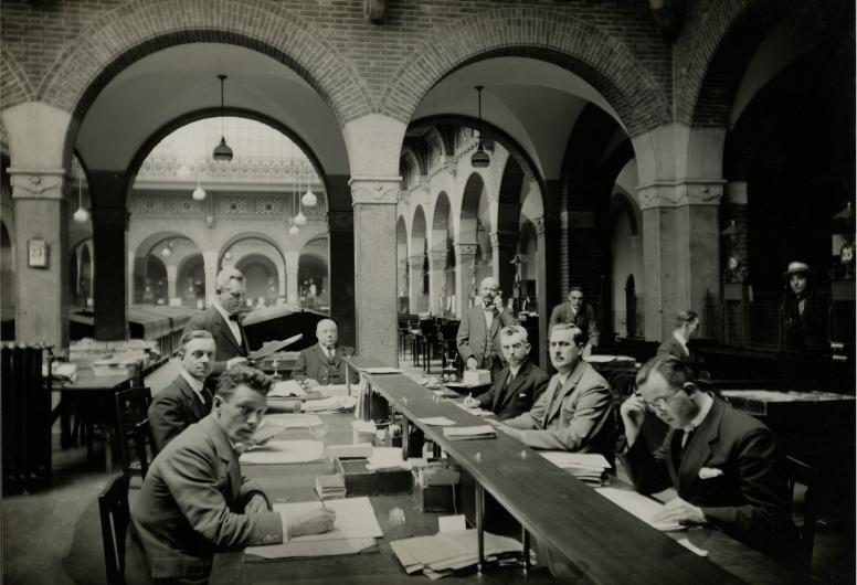Ambtenaren van Bureau Bevolking in het stadhuis aan de Coolsingel, 1925. NL-RtSA_4135_XII-52-04-1