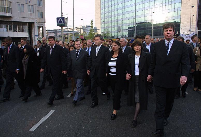 7 mei 2002: Naar aanleiding van de moord op politicus Pim Fortuyn loopt burgemeester Opstelten met zijn vrouw mee in een stille tocht door Rotterdam. Verder lopen voorop Winny de Jong, Marco Pastors, Mat Herben, Wim van Sluis, Rabella de Faria en João Varela. Naar schatting 20.000 mensen liepen mee in de stoet. Fotograaf Arie Kievit.