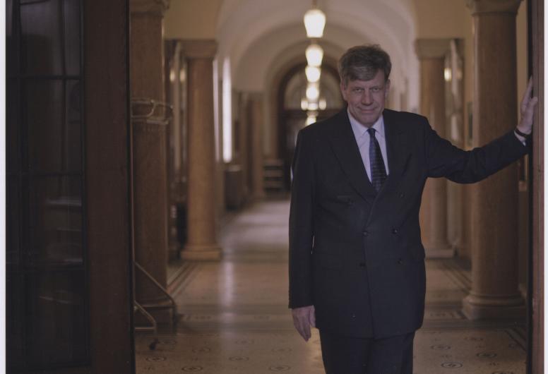 2008: Burgemeester Opstelten in de gangen van het Rotterdamse stadhuis. Fotograaf Enno Rijpma.