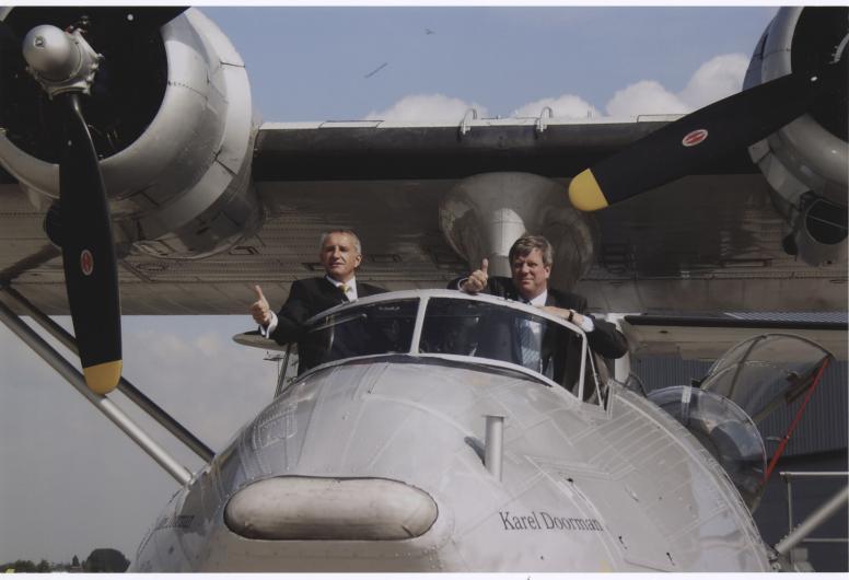 30 augustus 2005: Ter gelegenheid van de opening van de 28e Wereldhavendagen maakt de Catalina ‘Karel Doorman’, een watervliegtuig uit 1941, een landing op de Nieuwe Maas met burgemeester Opstelten aan boord. Fotograaf onbekend. Collectie 4184, 2008-2001-2-kl