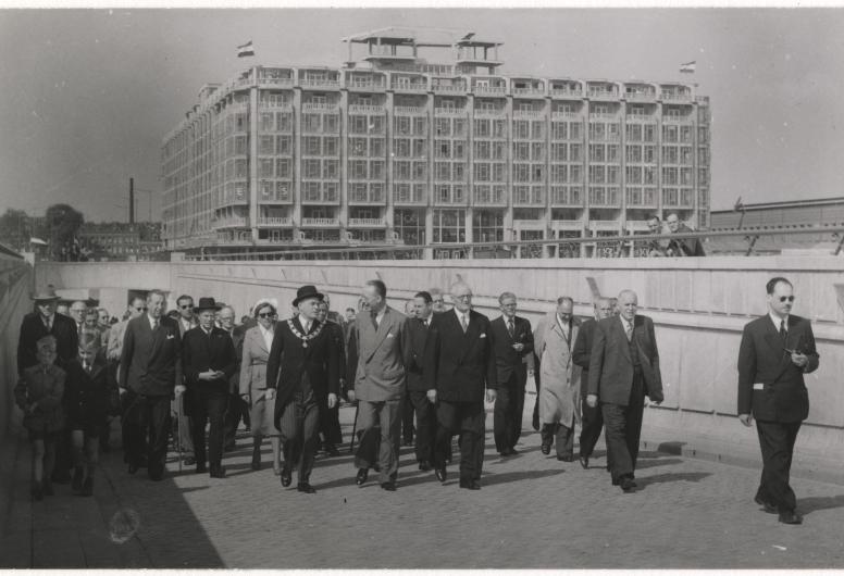 19 mei 1952: Tijdens Opbouwdag wandelt een gezelschap door de nieuwe Weenatunnel. Vooraan lopen onder andere mr. K.P. van der Mandele (met hoed), burgemeester mr. P.J. Oud, ir. J.A. Tillema en wethouder J. Meertens. Op de achtergrond het Groothandelsgebouw. Foto: fotopersbureau E.A. Hof (collectie Stadsarchief Rotterdam) Collectie 4282, 1971-587-KL