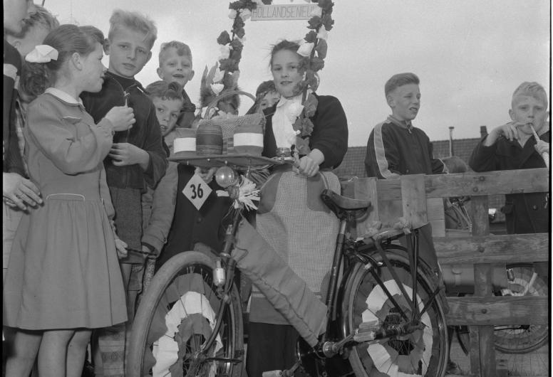 Meisje met versierde fiets ter gelegenheid van Koninginnedag, 1957. Collectie 4121, 560-4. Fotograaf Ary Groeneveld