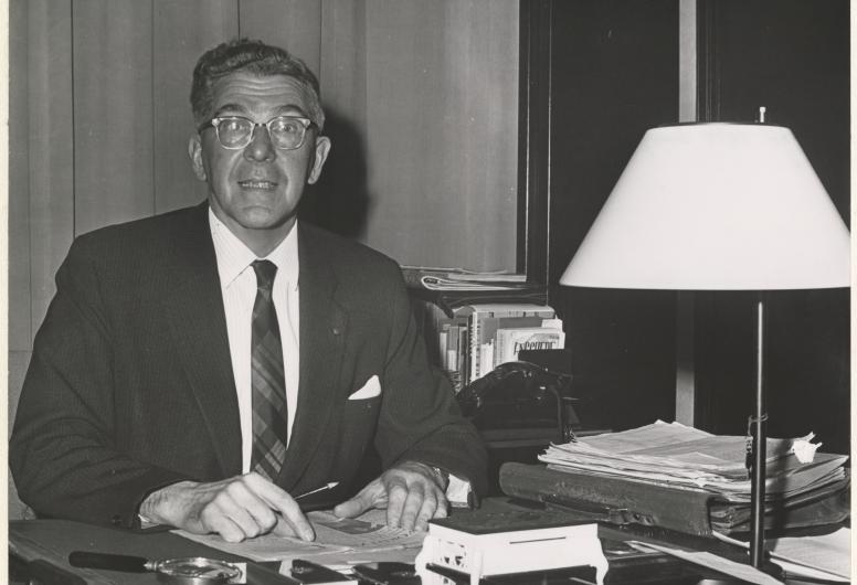 1965: Wim Thomassen aan zijn bureau in zijn werkkamer van het stadhuis te Enschede. Fotograaf: Rotterdams Nieuwsblad. Collectie 4031 P020757-KL