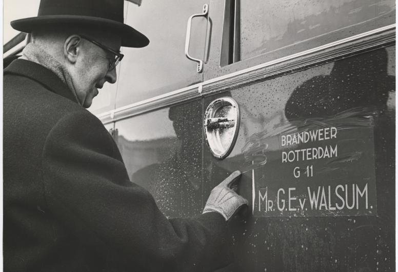 27 februari 1965: Ter gelegenheid van zijn afscheid maakt burgemeester Van Walsum gedurende een week een afscheidstournee. Op 27 februari brengt hij een laatste bezoek aan de brandweer. Als eerbetoon wordt gereedschapswagen nummer 11 van de brandweer vernoemd naar mr. G.E. van Walsum. Fotograaf Zier Oosterwijk. Collectie 4039_2003-277-26-54-a-kl