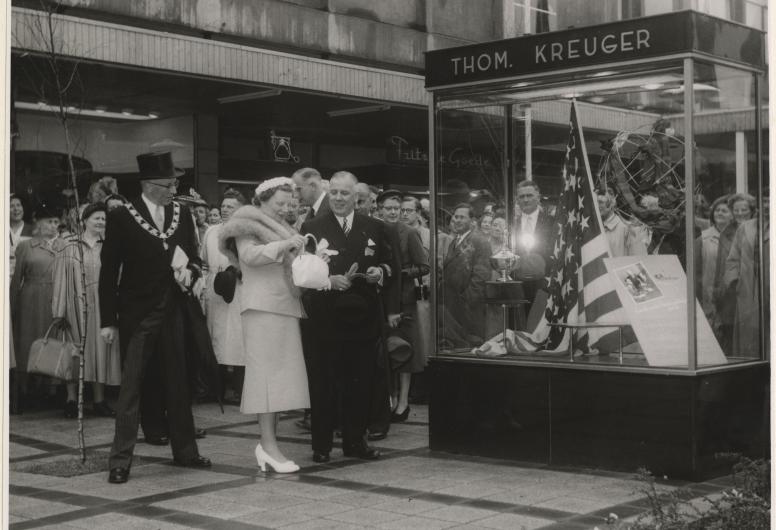 31 mei 1954: Koningin Juliana brengt een onverwacht bezoek aan de Lijnbaan alwaar zij werd bijgepraat over de bouw en opzet van dit moderne winkelcentrum. Op de foto: burgemeester Van Walsum, Koningin Juliana, J.B.W.A. Giesbers (voorzitter van de vereniging winkelpromenade Lijnbaan en directeur van de firma Meddema). Fotograaf Kees Molkenboer / Nederlands Fotomuseum. Collectie 4282_XXXIII-934-03-2-KL.