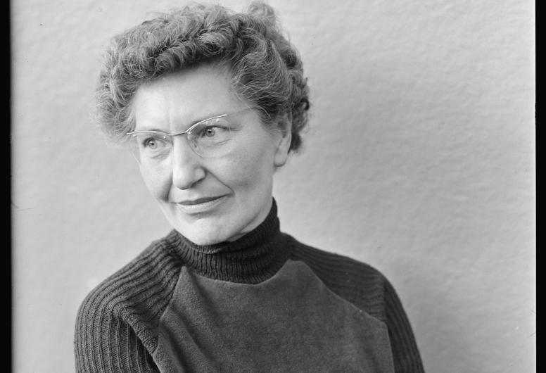 Portret foto zwart wit van een vrouw van middelbare leeftijd met een donkere deels corderoy trui aan