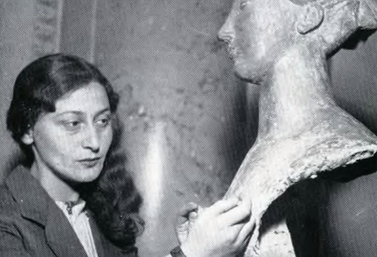 Vrouw aan het werk aan een buste van een vrouw, beeldhouwwerk