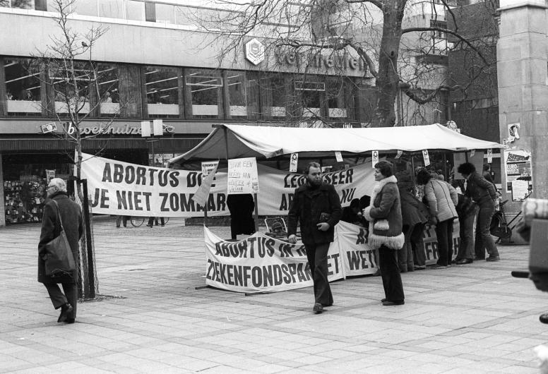 Op de Lijnbaan wordt gedemonstreerd voor het opnemen van abortus in het ziekenfondspakket