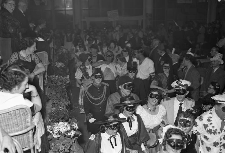 Carnavalsviering van toneelvereniging Mutua Amicitia in de Rivièrahal van de Diergaade. 23 februari 1957. 