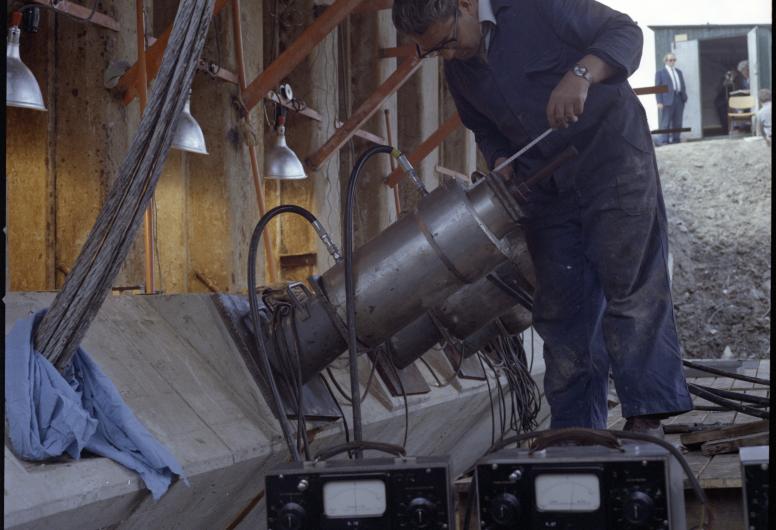 de voorbereidingen voor de bouw van de nieuwe Willemsbrug, 1975