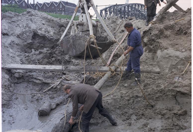 de voorbereidingen voor de bouw van de nieuwe Willemsbrug. 