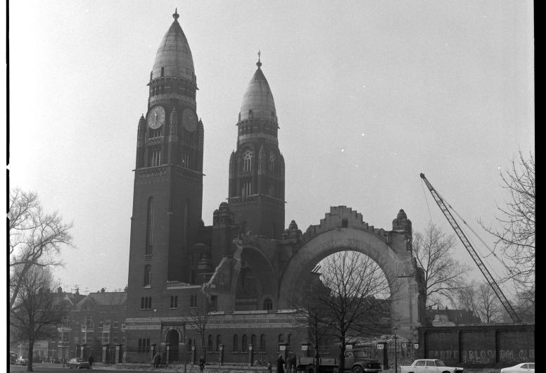 De sloop van de Koninginnekerk aan de Boezemsingel in 1972.