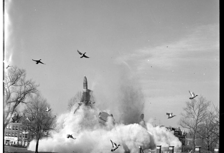 Het opblazen van de tweede toren bij de sloop van de Koninginnekerk aan de Boezemsingel in 1972.