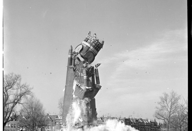 Het opblazen van de tweede toren bij de sloop van de Koninginnekerk aan de Boezemsingel in 1972. 