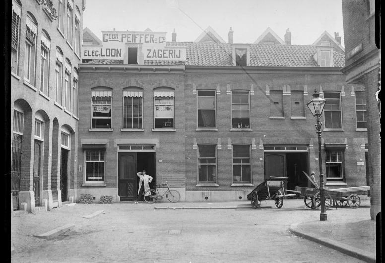 De zagerij van de gebroeders Peiffer in de Catharinastraat. In de deuropening poseert L.J. Peiffer. 1910-1925, geschat.