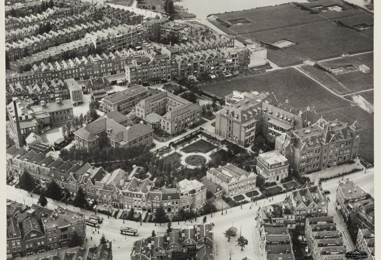 Luchtfoto van de omgeving van het Bergwegziekenhuis (midden rechts) in 1927. Foto: KLM Aerocarto, collectie 4232, nummer 1970-640