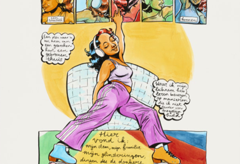 Tekening van een vrouw op rolschaatsen met één hand omhoog terwijl ze danst en naar muziek luistert op haar headphones. Op een achtergrond van kleurrijke strippagina