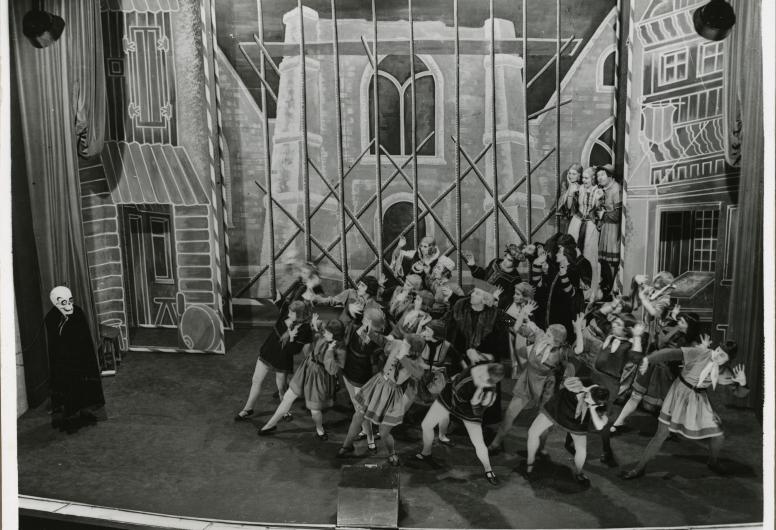 Scene uit de revue Hart van Rotterdam, opgevoerd in augustus 1940 in het Arena Theater. Foto: NRC, collectie 4282, nr. XXXIII-582