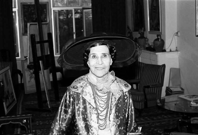 Balletlerares Staluse Pera (1909-2000) in haar dansschool aan de Heemraadssingel, 1988. Foto: Lex de Herder, collectie 4100, nr. 2005-11199.