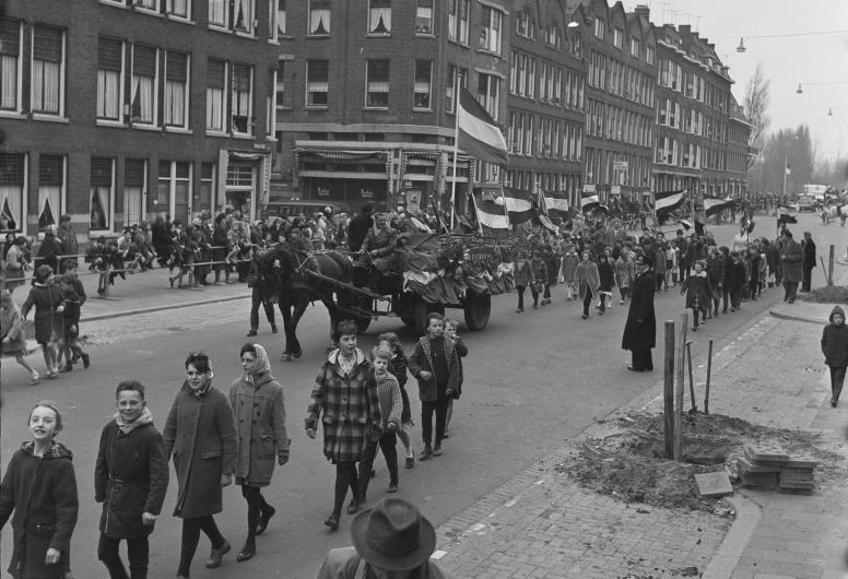 Zwart-witfoto van de optocht door de Paradijslaan tijdens Boomplantdag 1961.