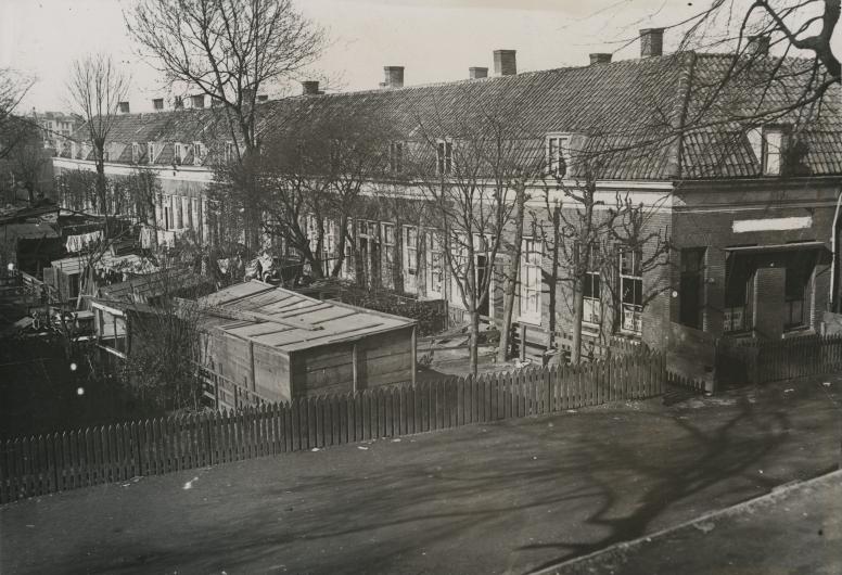 Rij woningen in Stroodorp, 1920