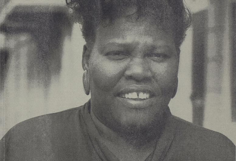 Zwart wit foto van een donkergetinte creools Surinaamse vrouw 